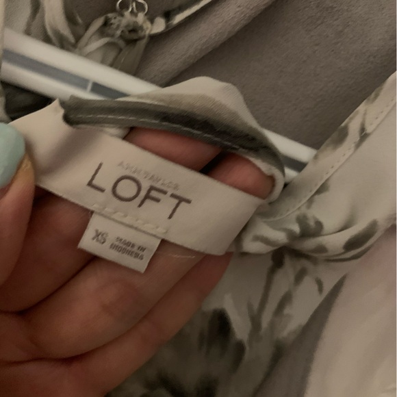 LOFT sleeveless blouse. Size XS. Printed - Picture 3 of 3